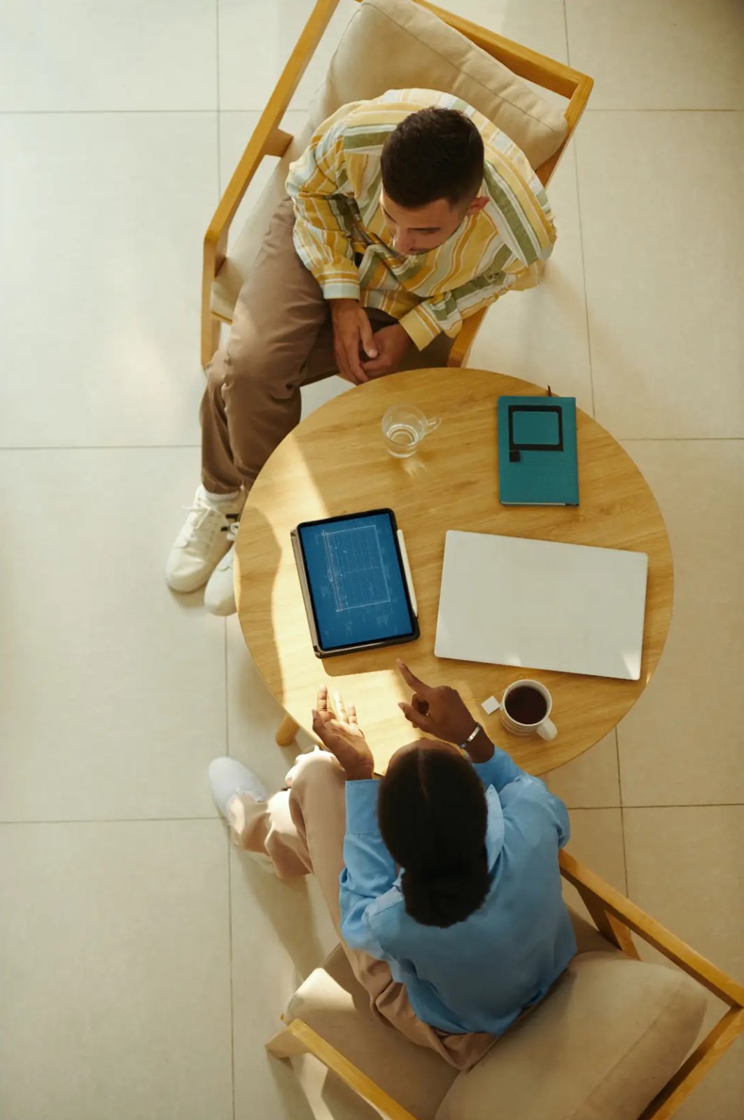 Candidate talking with a recruiter over coffee